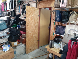 Celníci provětrali asijskou tržnici Svatý Kříž. Zajistili tam v utajovaném skladu stovky padělků světoznámých značek