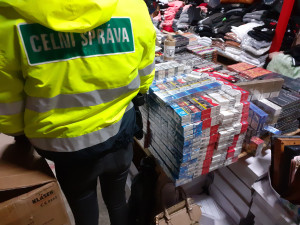 Celníci provětrali asijskou tržnici Svatý Kříž. Zajistili tam v utajovaném skladu stovky padělků světoznámých značek