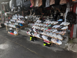 Celníci provětrali asijskou tržnici Svatý Kříž. Zajistili tam v utajovaném skladu stovky padělků světoznámých značek