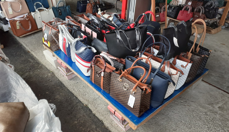 Celníci provětrali asijskou tržnici Svatý Kříž. Zajistili tam v utajovaném skladu stovky padělků světoznámých značek