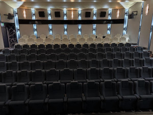 Chodovské kino prošlo rekonstrukcí, diváci se mohou těšit třeba na nové a pohodlné sedačky