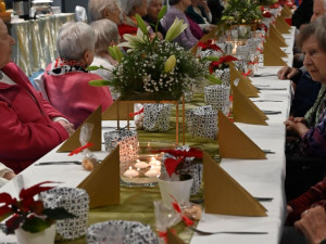 Město uspořádalo adventní večeři pro seniory. Vaření se ujali studenti