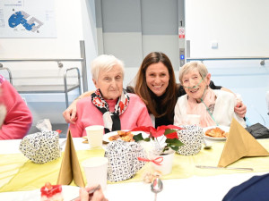 Město uspořádalo adventní večeři pro seniory. Vaření se ujali studenti