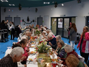 Město uspořádalo adventní večeři pro seniory. Vaření se ujali studenti