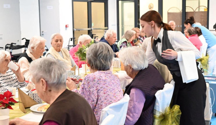 Město uspořádalo adventní večeři pro seniory. Vaření se ujali studenti