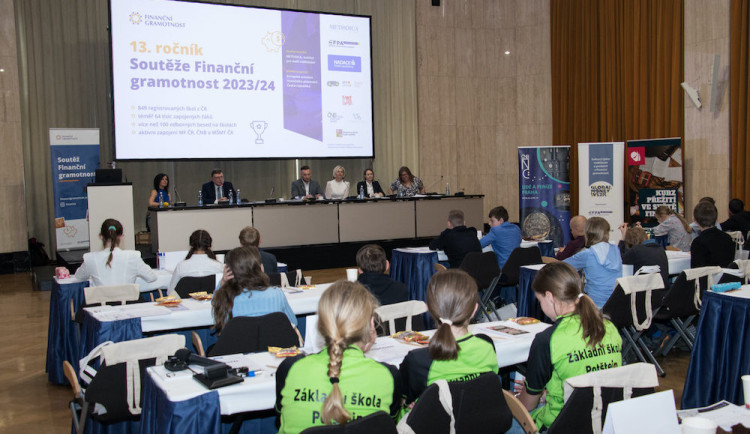 Přes 1000 škol z celého Česka se zapojuje do Soutěže Finanční gramotnost. Chtějí vychovat finančně zodpovědné žáky