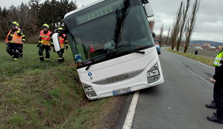 Autobus sjel ze silnice do příkopu. Hasiči museli vyprostit řidiče, který zůstal uvězněný uvnitř vozidla