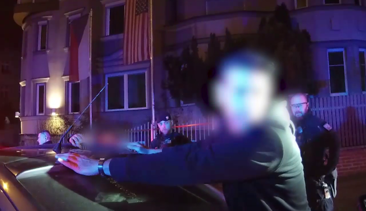 VIDEO: Kradené auto, zfetovaný řidič, značky přibité hřebíky. Kontrola auta jedoucího do strip baru skončila zadržením