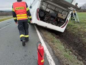 Autobus sjel ze silnice do příkopu. Hasiči museli vyprostit řidiče, který zůstal uvězněný uvnitř vozidla