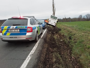 Autobus sjel ze silnice do příkopu. Hasiči museli vyprostit řidiče, který zůstal uvězněný uvnitř vozidla