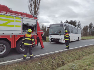 Autobus sjel ze silnice do příkopu. Hasiči museli vyprostit řidiče, který zůstal uvězněný uvnitř vozidla
