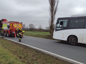 Autobus sjel ze silnice do příkopu. Hasiči museli vyprostit řidiče, který zůstal uvězněný uvnitř vozidla