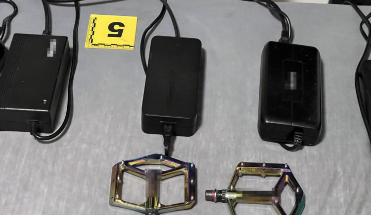 Policie dopadla gang specializující se na krádeže elektrokol. Škoda jde do milionů.