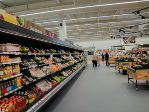 Na vánoční nákupy zve Tesco Cheb do nově zmodernizované prodejny