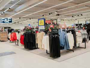 Na vánoční nákupy zve Tesco Cheb do nově zmodernizované prodejny