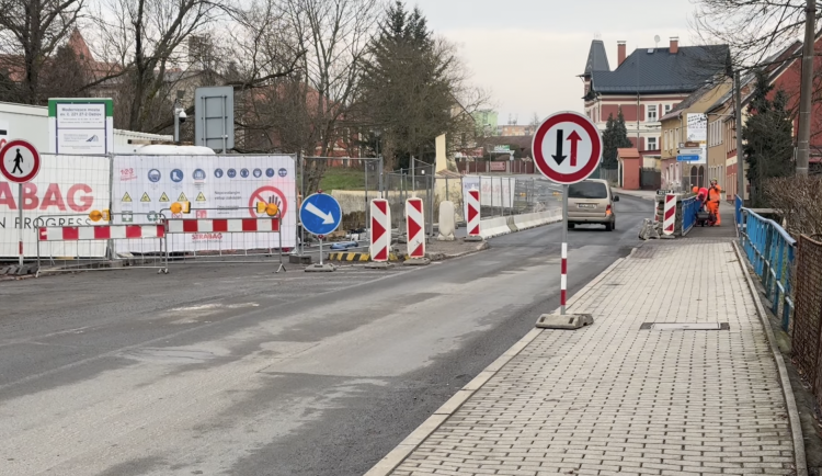 Ostrovem lze ode dneška projet po mostě v Karlovarské ulici, zatím