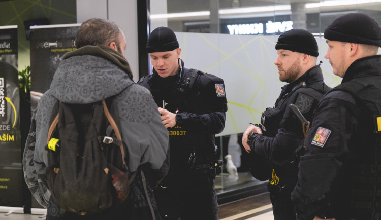 Hokejoví fanoušci se po utkání pobili. Policisté teď hledají svědky surového incidentu