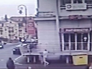 VIDEO: Bezpečnostní kamery zachytily zběsilý úprk zraněného muže z hotelu. Od té doby ho nikdo neviděl