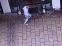 VIDEO: Bezpečnostní kamery zachytily zběsilý úprk zraněného muže z hotelu. Od té doby ho nikdo neviděl