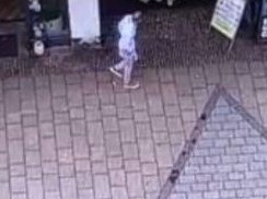 VIDEO: Bezpečnostní kamery zachytily zběsilý úprk zraněného muže z hotelu. Od té doby ho nikdo neviděl