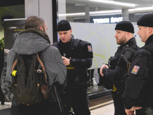 Hokejoví fanoušci se po utkání pobili. Policisté teď hledají svědky surového incidentu