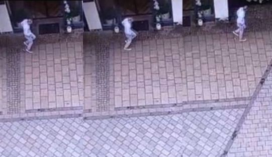 Bezpečnostní kamery zachytily zběsilý úprk zraněného muže z hotelu. Od té doby ho nikdo neviděl