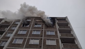 Hasiči likvidovali požár bytu ve čtvrtém patře bytového domu