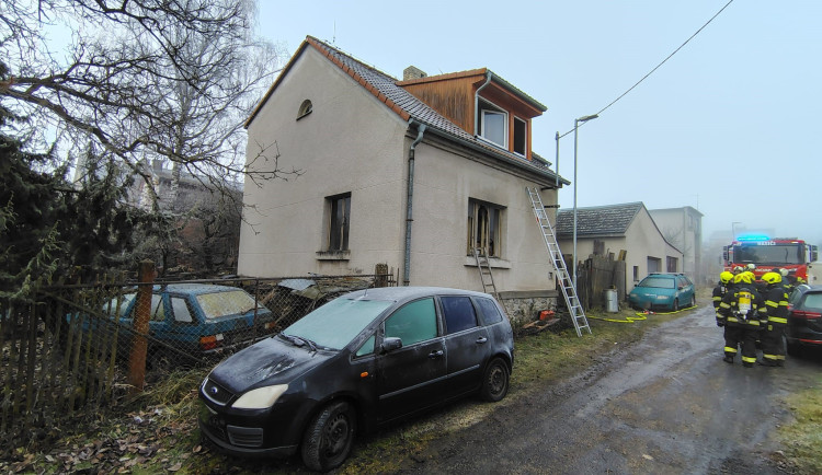 Požár rodinného domu v Táboře skončil tragicky. Muže už se nepodařilo oživit