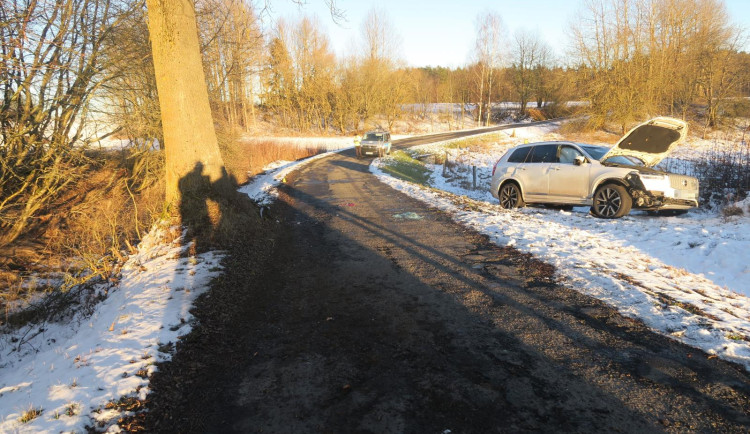 Namrzlá vozovka, nepozornost a rychlost. Dopravní nehody se naštěstí obešly bez vážných zranění