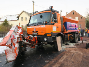 Namrzlá vozovka, nepozornost a rychlost. Dopravní nehody se naštěstí obešly bez vážných zranění