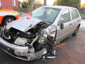 Namrzlá vozovka, nepozornost a rychlost. Dopravní nehody se naštěstí obešly bez vážných zranění