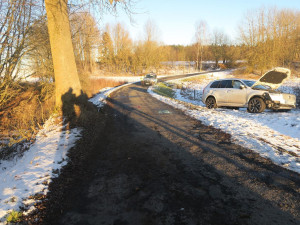 Namrzlá vozovka, nepozornost a rychlost. Dopravní nehody se naštěstí obešly bez vážných zranění