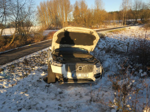 Namrzlá vozovka, nepozornost a rychlost. Dopravní nehody se naštěstí obešly bez vážných zranění