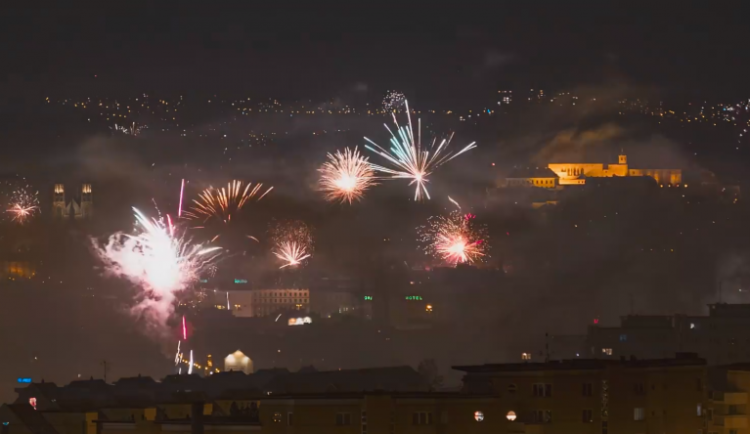 Silně opilí lidé, odpalování pyrotechniky a zatoulaní psi. Brno slaví příchod nového roku