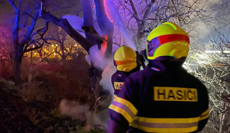 Tisíc volání na tísňovou linku, třicet požárů kvůli pyrotechnice, tři stovky výjezdů sanitek. Pražští policisté, hasiči a záchranáři se na Silvestra nezastavili