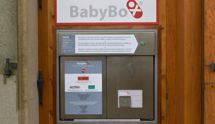 Do babyboxu Praze 8 odložili dceru rodiče bez domova, hned si to ale rozmysleli