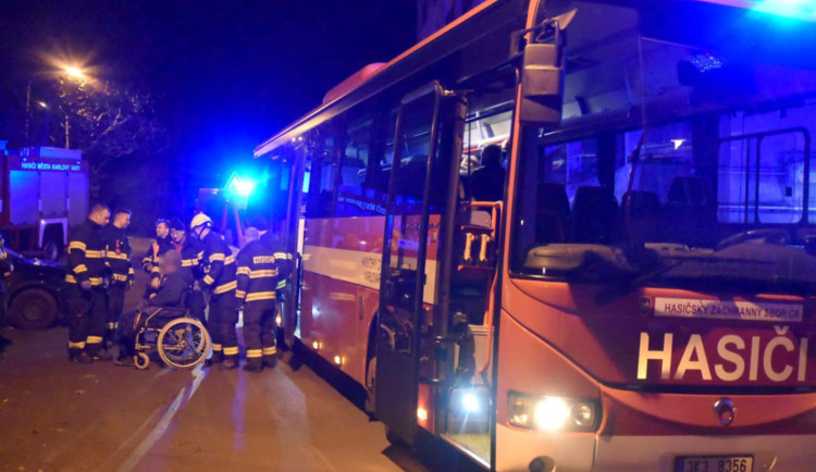 Při požáru v pečovatelském domě zemřel jeden člověk, hasiči vyhlásili třetí stupeň požárního poplachu