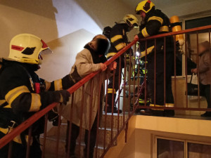 Při požáru v pečovatelském domě zemřel jeden člověk, hasiči vyhlásili třetí stupeň požárního poplachu