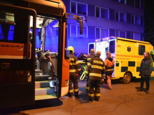 Při požáru v pečovatelském domě zemřel jeden člověk, hasiči vyhlásili třetí stupeň požárního poplachu