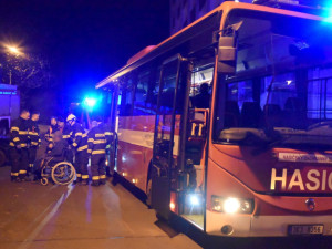 Při požáru v pečovatelském domě zemřel jeden člověk, hasiči vyhlásili třetí stupeň požárního poplachu