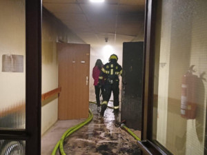 Při požáru v pečovatelském domě zemřel jeden člověk, hasiči vyhlásili třetí stupeň požárního poplachu