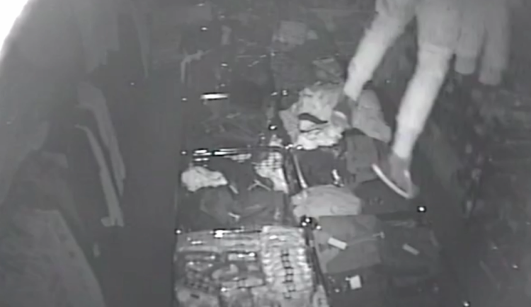 VIDEO: Zloděje zamkla uklízečka v kabině fotbalového klubu, chytili ho i při dalším vloupání, kam se spustil oknem