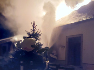 Požár kompletně zničil střechy statku. Hasiči zachraňovali nejen objekt, ale i domácí zvířata