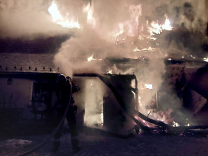 Požár kompletně zničil střechy statku. Hasiči zachraňovali nejen objekt, ale i domácí zvířata