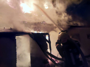 Požár kompletně zničil střechy statku. Hasiči zachraňovali nejen objekt, ale i domácí zvířata