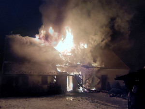 Požár kompletně zničil střechy statku. Hasiči zachraňovali nejen objekt, ale i domácí zvířata