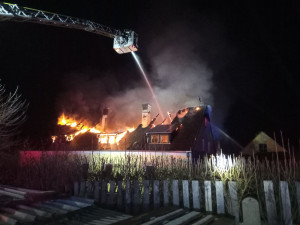 Požár kompletně zničil střechy statku. Hasiči zachraňovali nejen objekt, ale i domácí zvířata