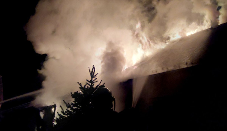 Požár kompletně zničil střechy statku. Hasiči zachraňovali nejen objekt, ale i domácí zvířata