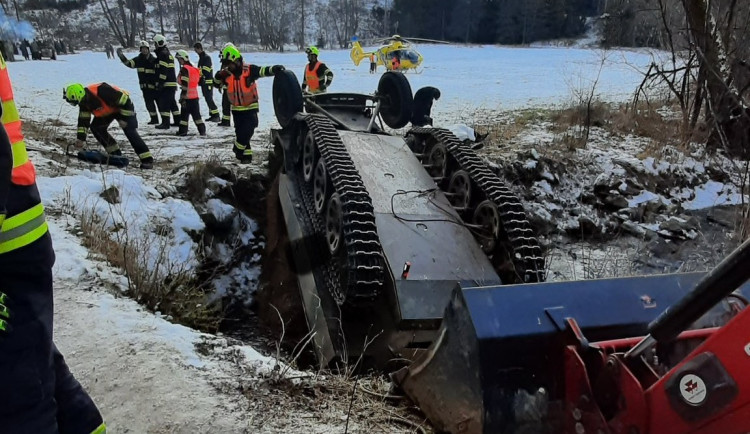 U Horního Dvořiště se převrátilo vojenské vozidlo. Dva lidé zemřeli