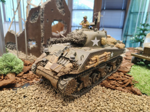 FOTO: Nadšenci představili svou sbírku modelů vojenské techniky, lákají na akční dioráma z osvobození